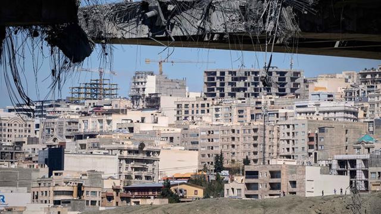 Pemerintah Iran mengecam keras insiden ini sebagai serangan terhadap infrastruktur sipil dan memperingatkan bahwa kerusakan tersebut akan mengganggu lalu lintas di salah satu rute komuter ter