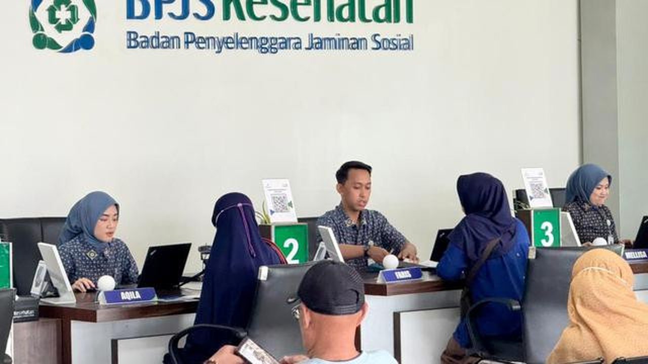 Sejumlah peserta BPJS Kesehatan saat mengurus administrasi di kantor pelayanan BPJS Kesehatan cabang Kota Depok. (Liputan6.com/Dicky Agung Prihanto)