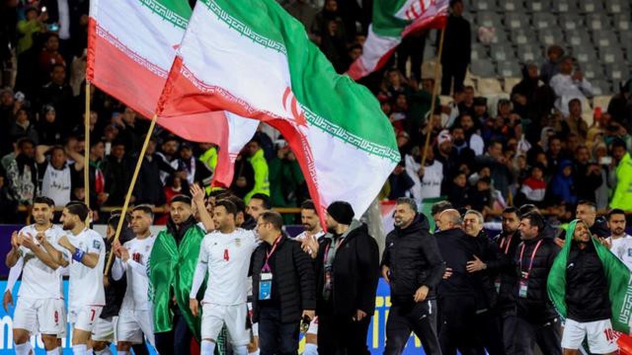 Para pemain dan tim teknis Iran merayakan kemenangan setelah pertandingan kualifikasi Piala Dunia FIFA 2026 zona Asia Grup A antara Iran dan Uzbekistan, pada 25 Maret 2025 di Teheran. (AFP