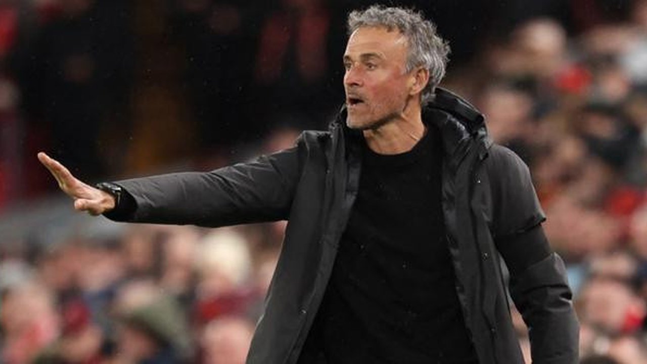 Pelatih kepala Paris Saint-Germain (PSG) asal Spanyol, Luis Enrique, memberi isyarat di pinggir lapangan selama pertandingan leg kedua perempat final Liga Champions UEFA antara Liverpool dan