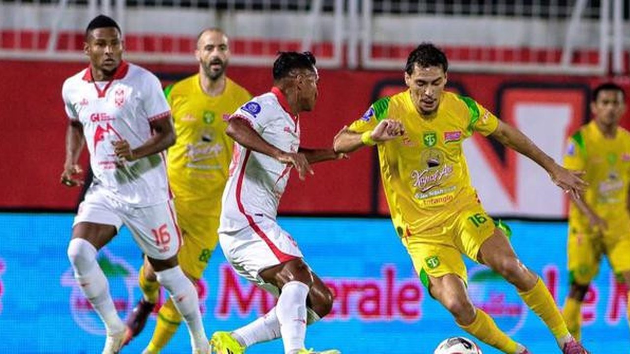 Gelandang Persebaya, Pedro Matos (kanan) mencoba mengecoh gelandang Malut United, Taufik Rustam dalam laga pekan ke-29 BRI Super League 2025/2026 di Stadion Gelora Kie Raha, Ternate, Maluku U