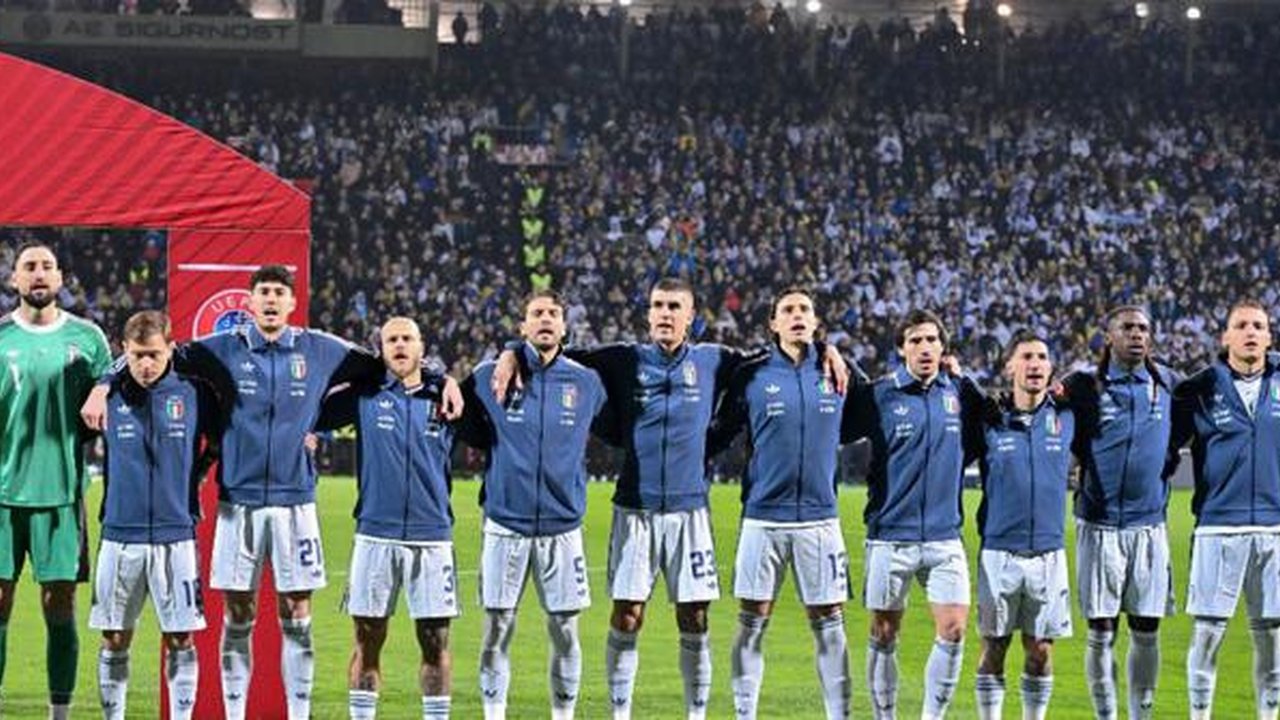 Para pemain Italia berdiri untuk lagu kebangsaan menjelang pertandingan final kualifikasi Piala Dunia 2026 zona Eropa antara Bosnia-Herzegovina dan Italia di stadion Bilino-Polje di Zenica pa