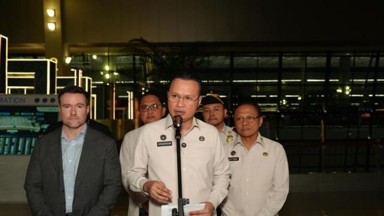 Direktur Jenderal Imigrasi, Kemenimipas Hendarsam Marantoko memberikan keterangan pers terkait deportasi buronan Amerika Serikat, Kamis (23/4/2026). (Antara)