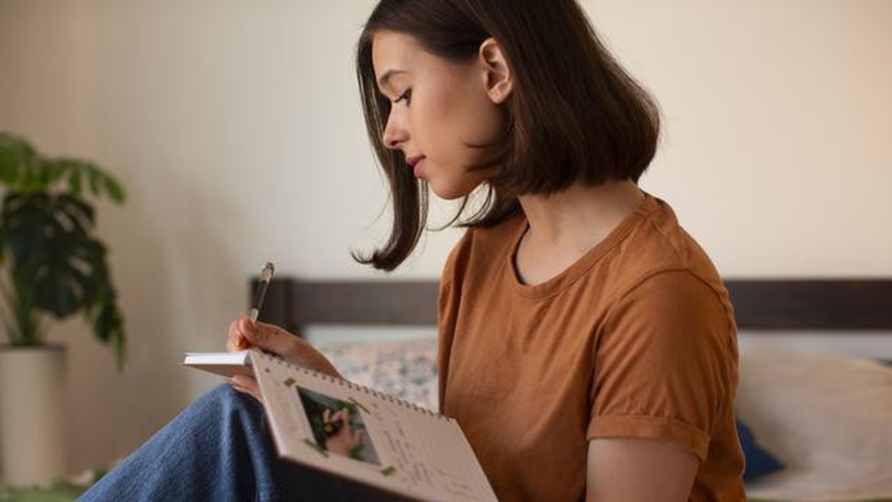 Teknik journaling untuk healing dan manfaat yang bisa dirasakan. (foto: jcomp/freepik)