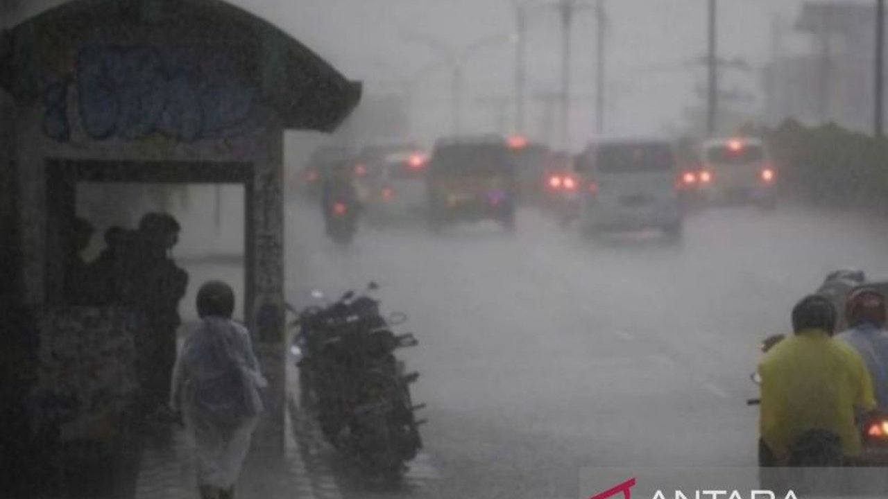 Badan Meteorologi, Klimatologi, dan Geofisika (BMKG) merilis prakiraan cuaca terbaru. Waspada potensi hujan lebat BMKG di sejumlah wilayah Indonesia pada Jumat besok. Simak detailnya.