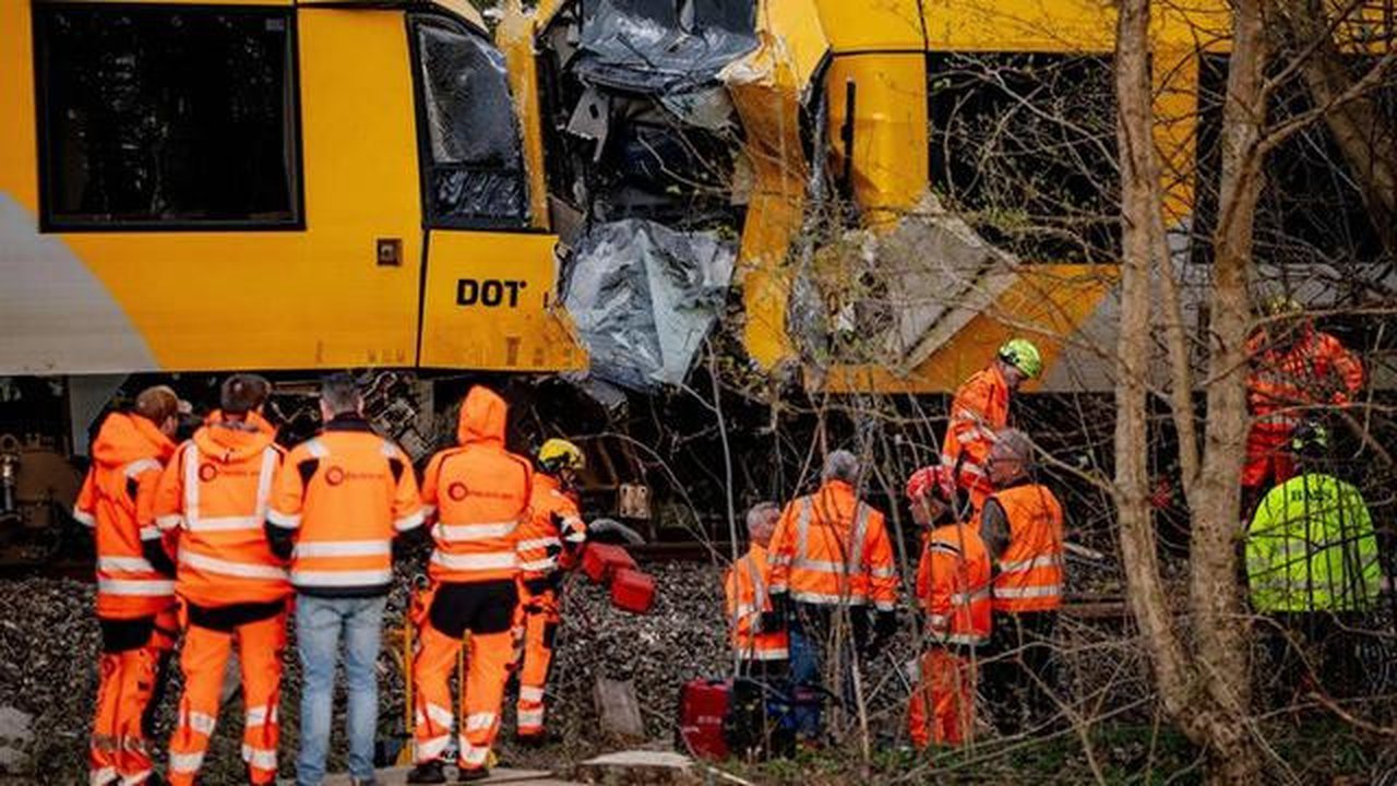 Petugas darurat bekerja di lokasi tabrakan dua kereta di dekat Hilleroed, Denmark, Kamis (23/4/2026). (Dok. Mads Claus Rasmussen/Ritzau Scanpix via AP)