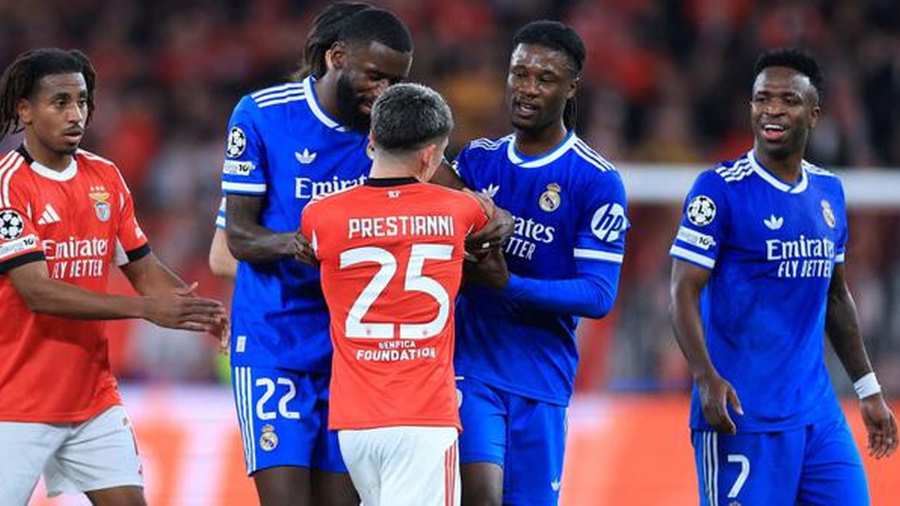 Vinicius Junior (kanan) mencetak gol tunggal kemenangan Real Madrid atas Benfica pada laga leg pertama knockout play-off Liga Champions musim ini di Estadio da Luz, Lisbon, Rabu (18/02/2026)
