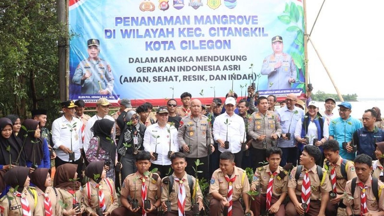 Polda Banten menanam ribuan bibit mangrove di pesisir Cilegon untuk cegah abrasi dan dukung kelestarian lingkungan. Aksi Polda Banten tanam mangrove ini diharapkan dapat tingkatkan kesejahteraan nelayan dan potensi wisata.