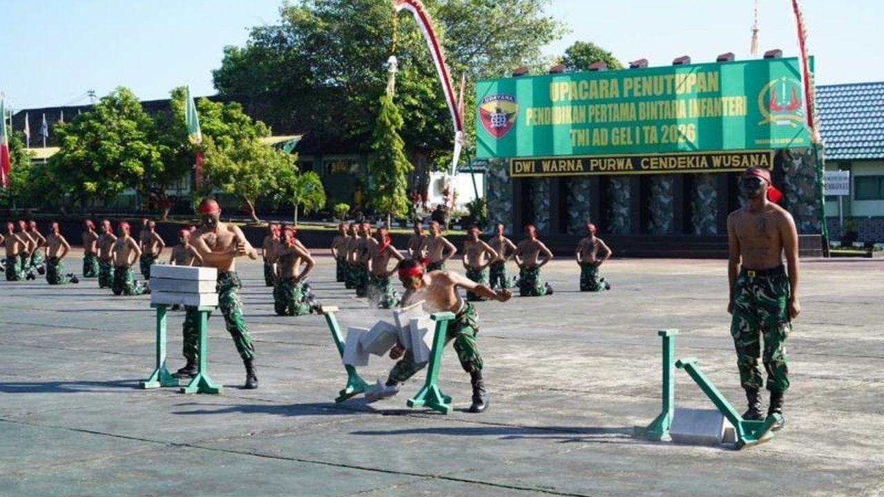 Pangdam IX/Udayana Mayjen TNI Piek Budyakto resmi melantik 137 prajurit Bintara Infanteri di Tabanan, menandai awal pengabdian mereka sebagai tulang punggung TNI AD.