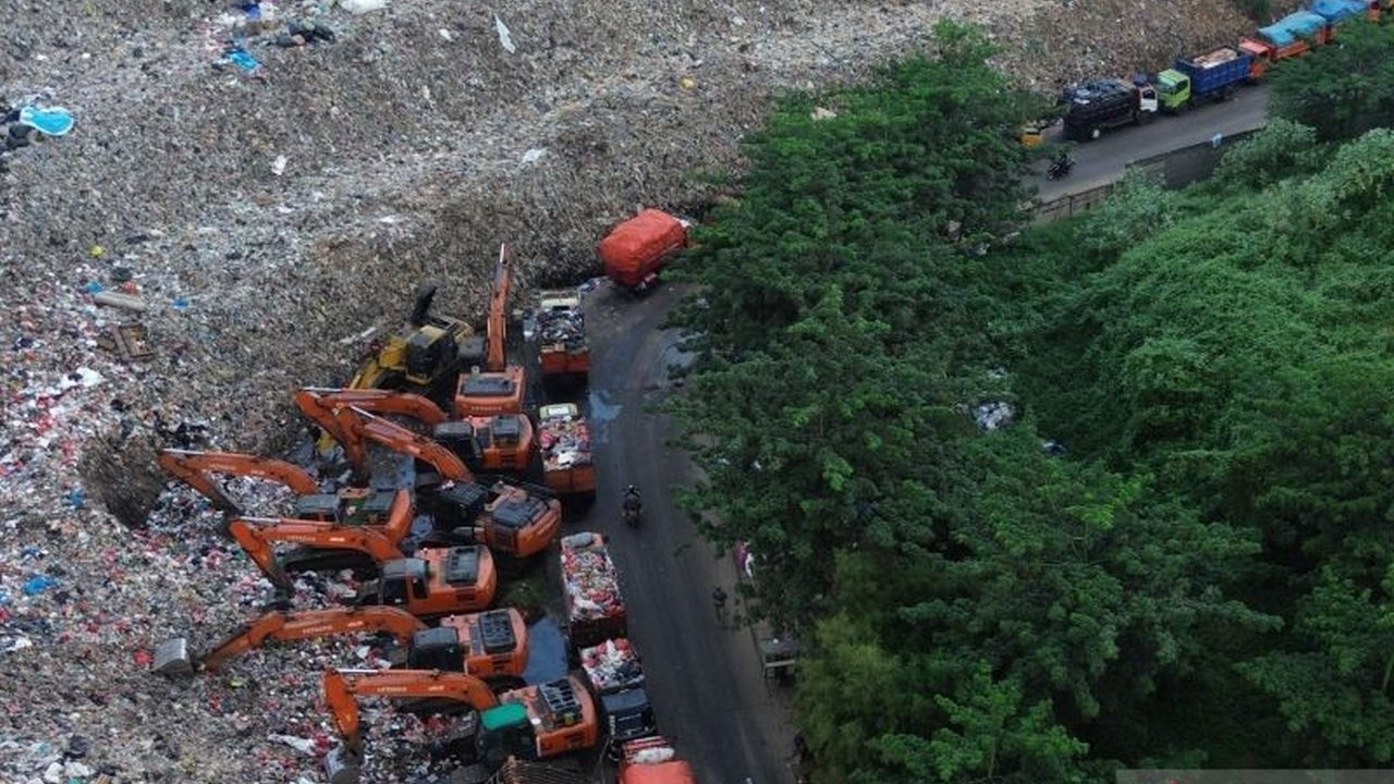 Aktivitas pengelolaan sampah di TPA Burangkeng Bekasi terhenti total akibat krisis bahan bakar industri, menyebabkan antrean truk sampah dan ancaman gangguan layanan ke masyarakat. Situasi ini dipicu oleh lonjakan harga dan kelangkaan pasokan BBM industri