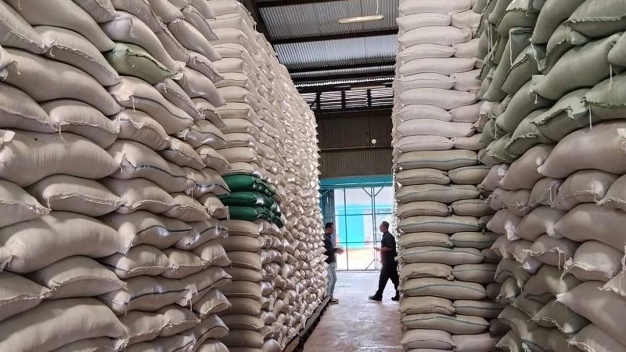 Perum Bulog Maluku-Malut mencatat capaian luar biasa dalam **pengadaan beras** tahun ini, melampaui target hingga 104,32 persen. Bagaimana capaian ini memperkuat ketahanan pangan nasional dan menjamin stabilitas pasokan?