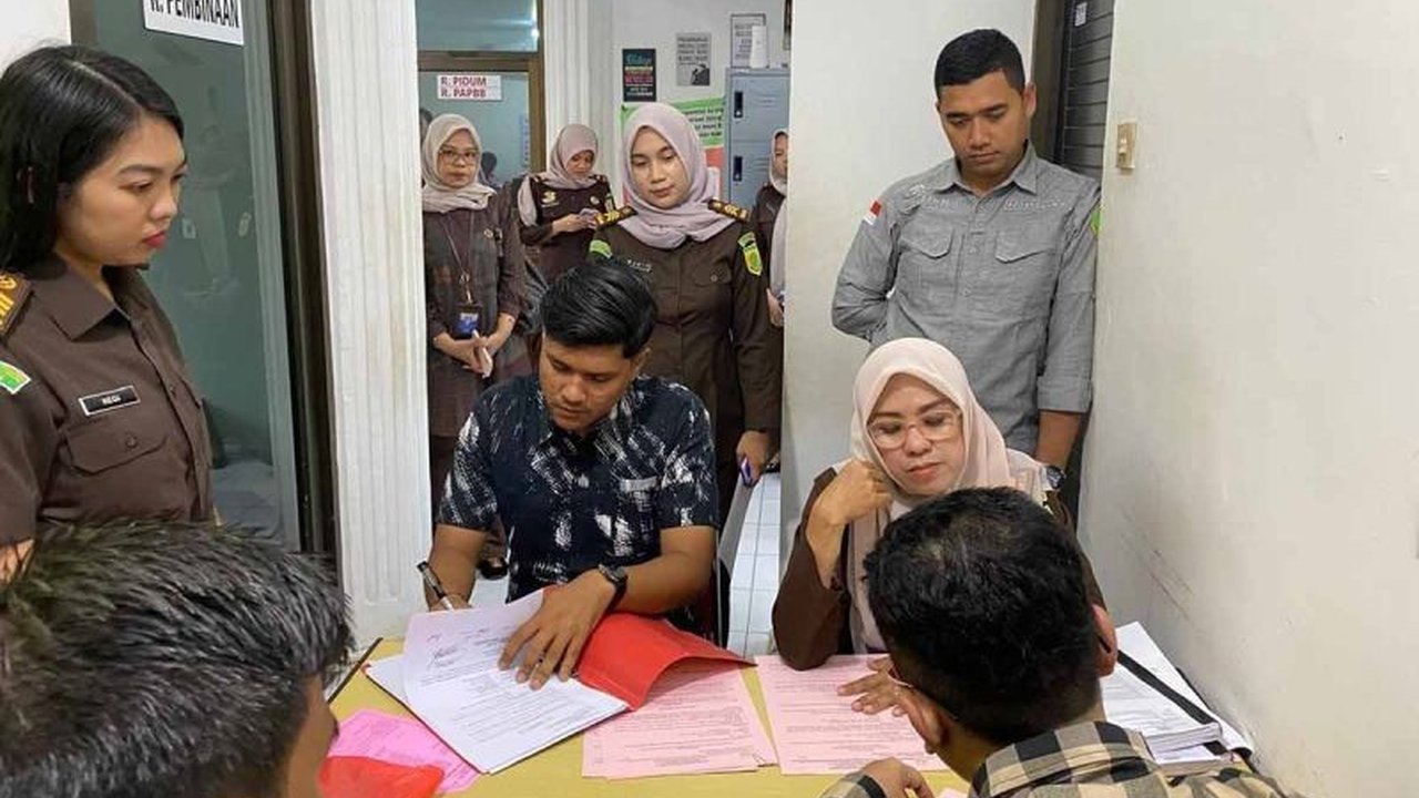 Kejaksaan Negeri Banda Aceh menahan seorang pengacara berinisial FR atas dugaan kasus asusila terhadap anak di bawah umur, dengan ancaman hukuman berat berdasarkan Qanun Aceh.