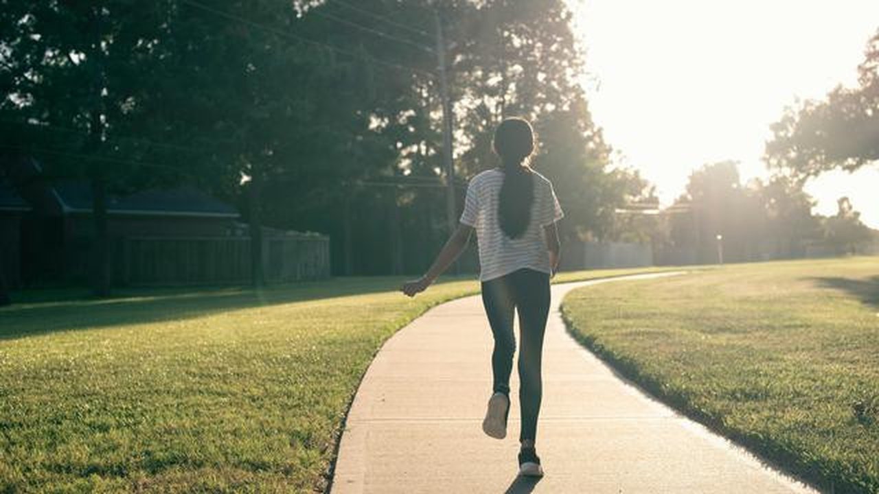 Olahraga jalan kaki. (dok. Unsplash.com/Shiona Das)