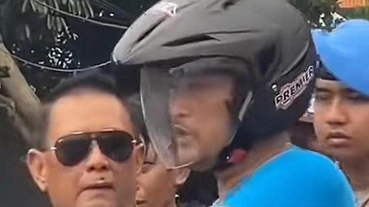 Mantan anggota Polrestabes Semarang, Robig Zaenudin melakukan reka adegan kasus penembakan yang menewaskan siswa SMKN 4 Semarang berinisial GRO. (Foto: Tangkapan Layar Sosmed)