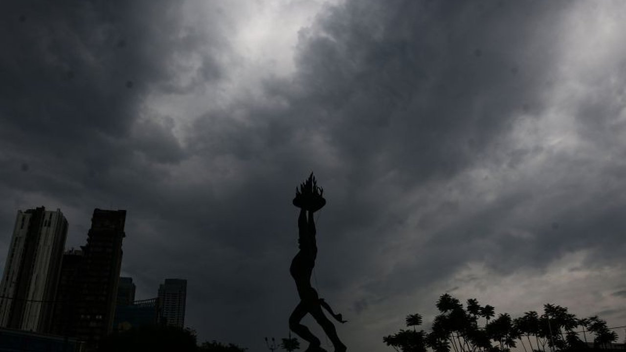 Badan Meteorologi, Klimatologi, dan Geofisika (BMKG) mengeluarkan peringatan dini terkait potensi hujan lebat hingga sangat lebat di Sumatera Utara dan Maluku. Masyarakat diimbau waspada terhadap potensi hujan lebat dan dampak cuaca ekstrem yang mengintai