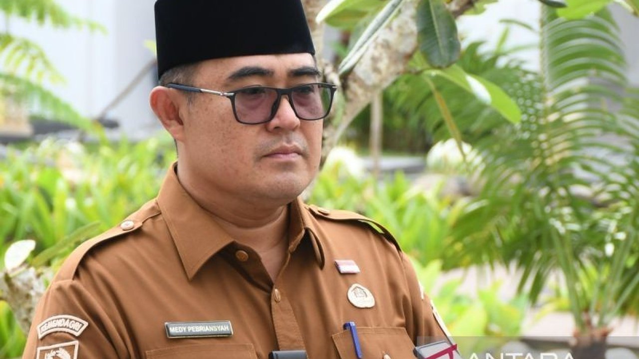 Pemerintah Kota Bengkulu menetapkan target ambisius untuk menekan rasio belanja pegawai hingga maksimal 30 persen dari APBD pada tahun 2027, sebuah langkah strategis untuk memenuhi regulasi pusat dan menjaga kesehatan fiskal daerah.