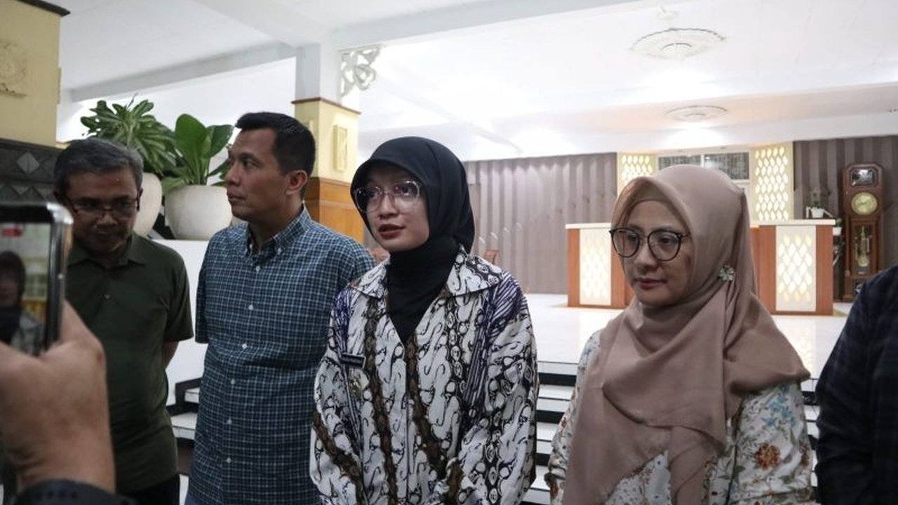 Wali Kota Kediri Vinanda Prameswati perketat pengawasan SPPG pasca insiden keracunan puluhan siswa SD, menekankan kepatuhan SOP dan sertifikasi laik higiene sanitasi.