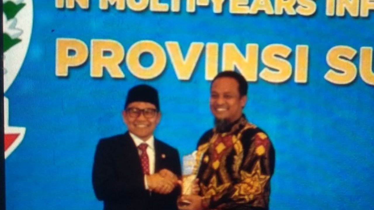 Gubernur Sulsel Andi Sudirman Sulaiman menerima Penghargaan Gubernur Sulsel kategori Outstanding Province in Multi-Years Infrastructure Development berkat program MYP senilai Rp3,7 triliun. Simak detailnya!