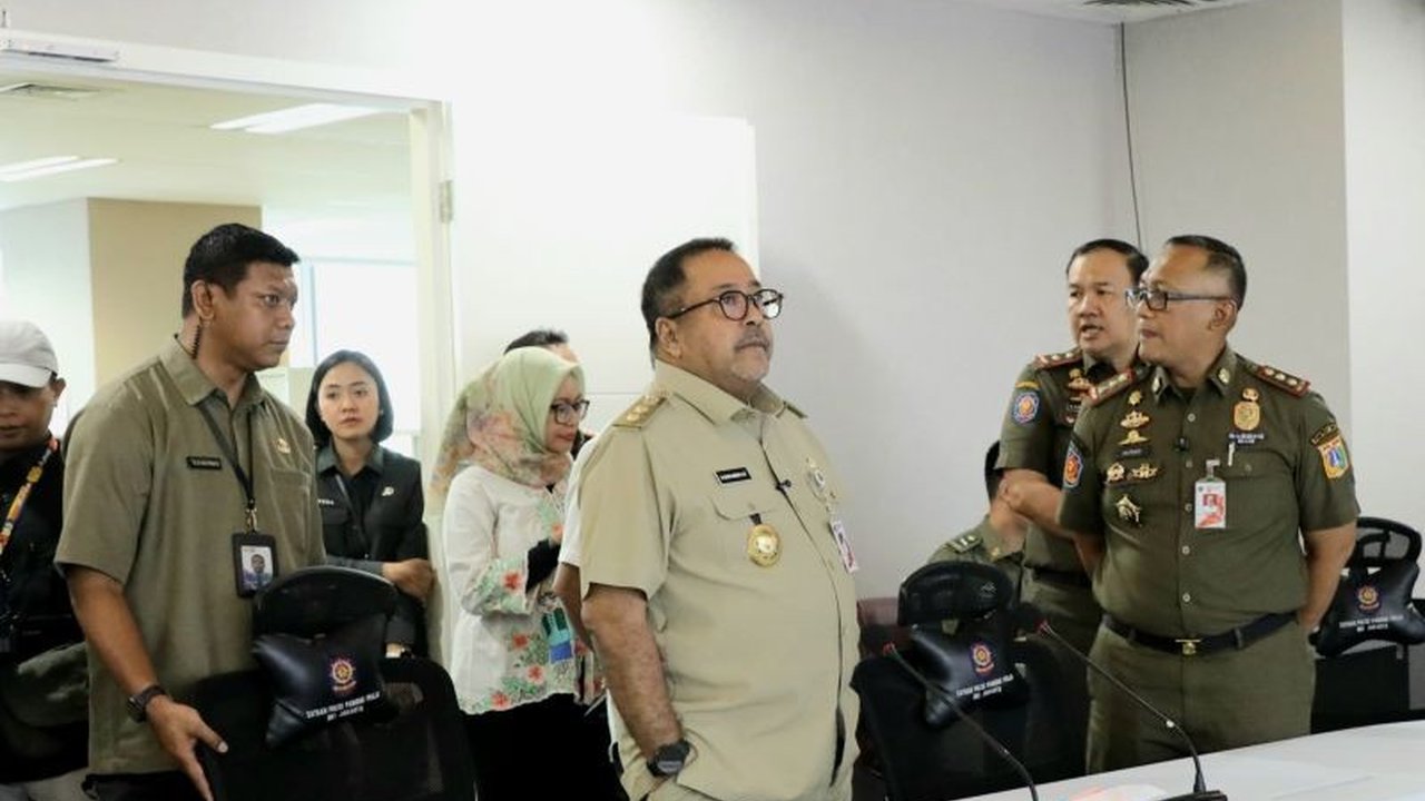Wakil Gubernur DKI Jakarta Rano Karno mengungkapkan pembangunan kantor Satpol PP DKI Jakarta tertunda akibat efisiensi anggaran, padahal kebutuhan markas komando sangat mendesak untuk menunjang kinerja ribuan personel.