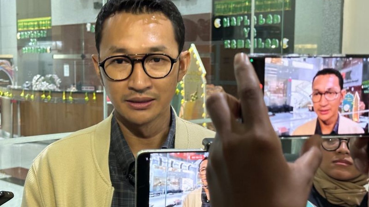 Tim gabungan Komisi Pemberantasan Korupsi (KPK) dan Polda Metro Jaya berhasil membekuk empat individu yang melakukan Penipuan Mengatasnamakan KPK, dengan barang bukti uang tunai belasan ribu dolar AS dan modus mengklaim bisa mengatur perkara korupsi di le