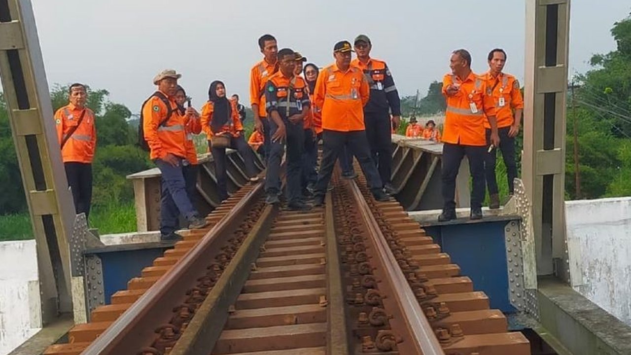 PT KAI Daop 7 Madiun terus melakukan pengecekan sarana dan prasarana secara intensif menggunakan lori dresin. Langkah ini demi memastikan keandalan serta keselamatan perjalanan kereta api bagi seluruh pelanggan.