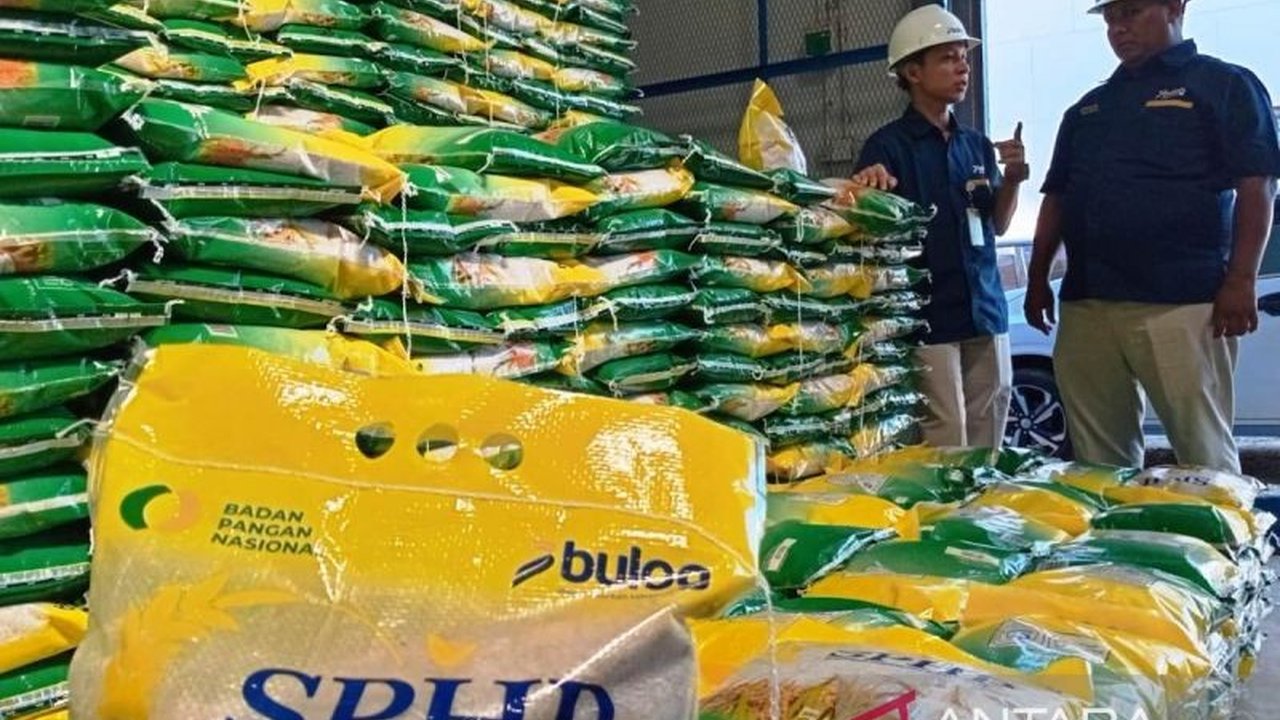 Perum Bulog mencatat rekor stok beras nasional mencapai 5 juta ton pada April 2026, dengan Bulog Meulaboh menyumbang lebih dari 5.000 ton. Angka ini menandai pergeseran strategi ketahanan pangan, memperkuat fondasi stabilitas harga di Indonesia.