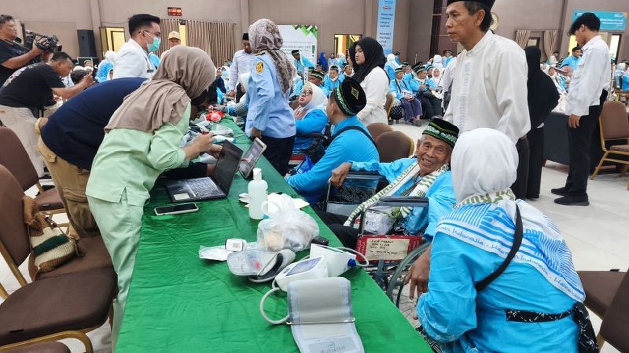 Petugas Penyelenggara Ibadah Haji (PPIH) Embarkasi Surabaya mencatat dua JCH Embarkasi Surabaya tertunda keberangkatannya ke Tanah Suci akibat kondisi kesehatan, memicu pertanyaan kapan mereka bisa menyusul rombongan.