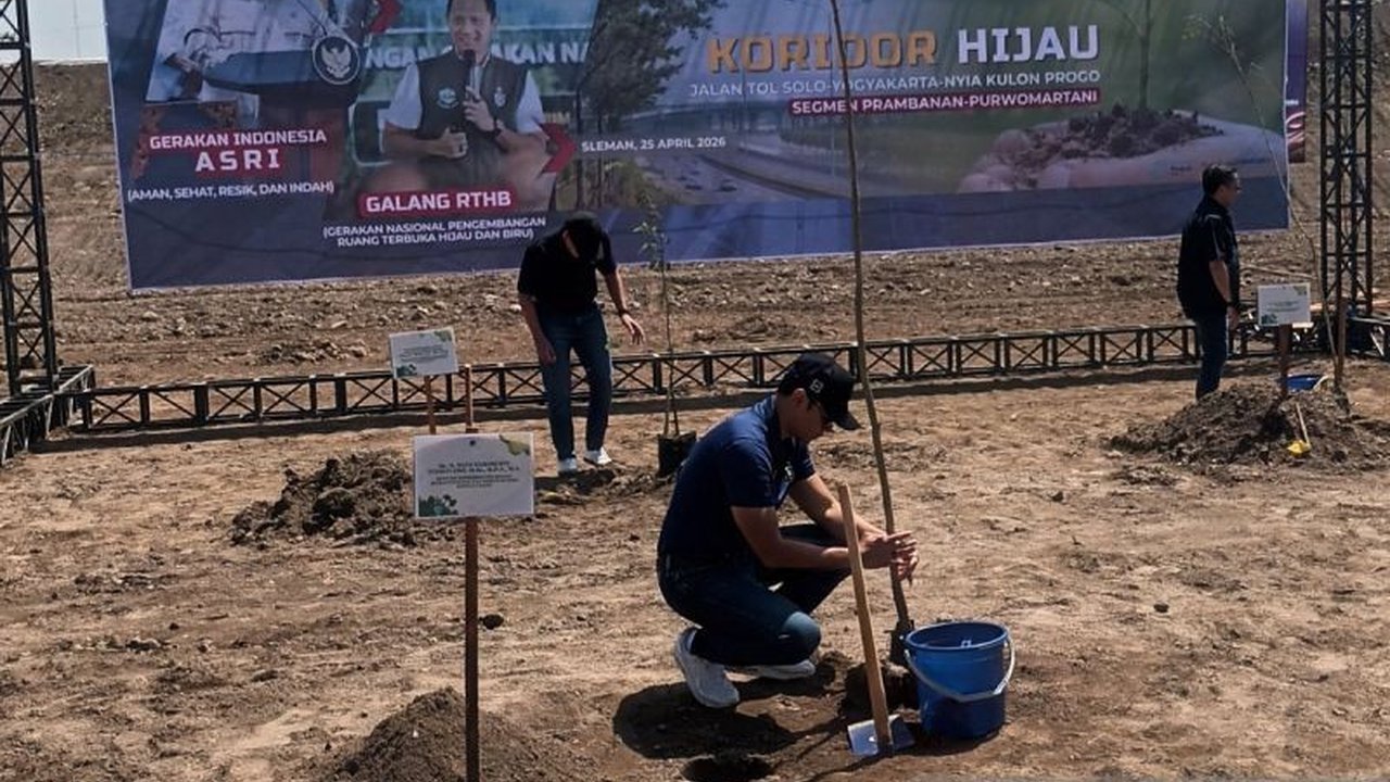 Menteri Koordinator Bidang Infrastruktur dan Pembangunan Kewilayahan (Menko IPK) AHY memimpin penanaman pohon di Koridor Hijau ruas Tol Prambanan-Purwomartani Sleman, wujudkan komitmen pemerintah untuk pembangunan berkelanjutan berbasis lingkungan.