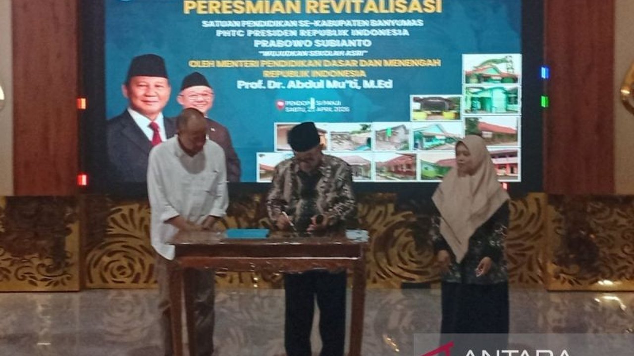 Menteri Pendidikan Dasar dan Menengah (Mendikdasmen) Abdul Mu’ti memastikan Program Revitalisasi Sekolah 2026 dan digitalisasi pendidikan akan terus berlanjut dengan anggaran fantastis, siap meningkatkan mutu pembelajaran di seluruh Indonesia.