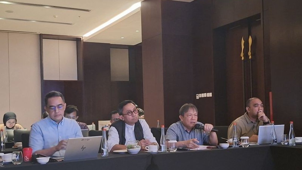 Ekonom menyoroti pentingnya sinergi lintas otoritas untuk Stabilisasi Kurs Rupiah, seiring pelemahan nilai tukar mata uang garuda akibat ketegangan geopolitik global.