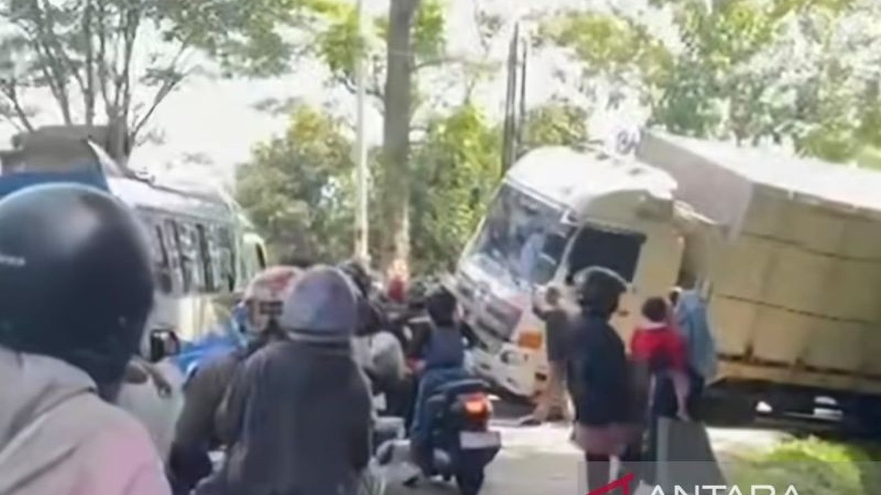 Polres Cianjur memastikan Jalur Selatan Cianjur normal kembali setelah proses evakuasi truk yang terperosok di Cibeber rampung. Ketahui detail insiden dan imbauan keselamatan di sini.