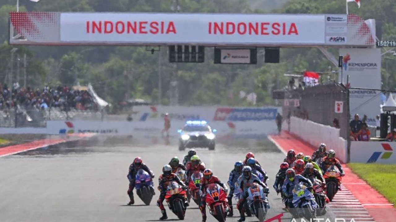 MotoGP resmi mengubah durasi 'start delayed' dari tiga menjadi lima menit, berlaku mulai MotoGP Spanyol. Ketahui mengapa aturan baru MotoGP 'start delayed' ini diterapkan dan bagaimana pengaruhnya bagi tim balap dalam mempersiapkan motor.