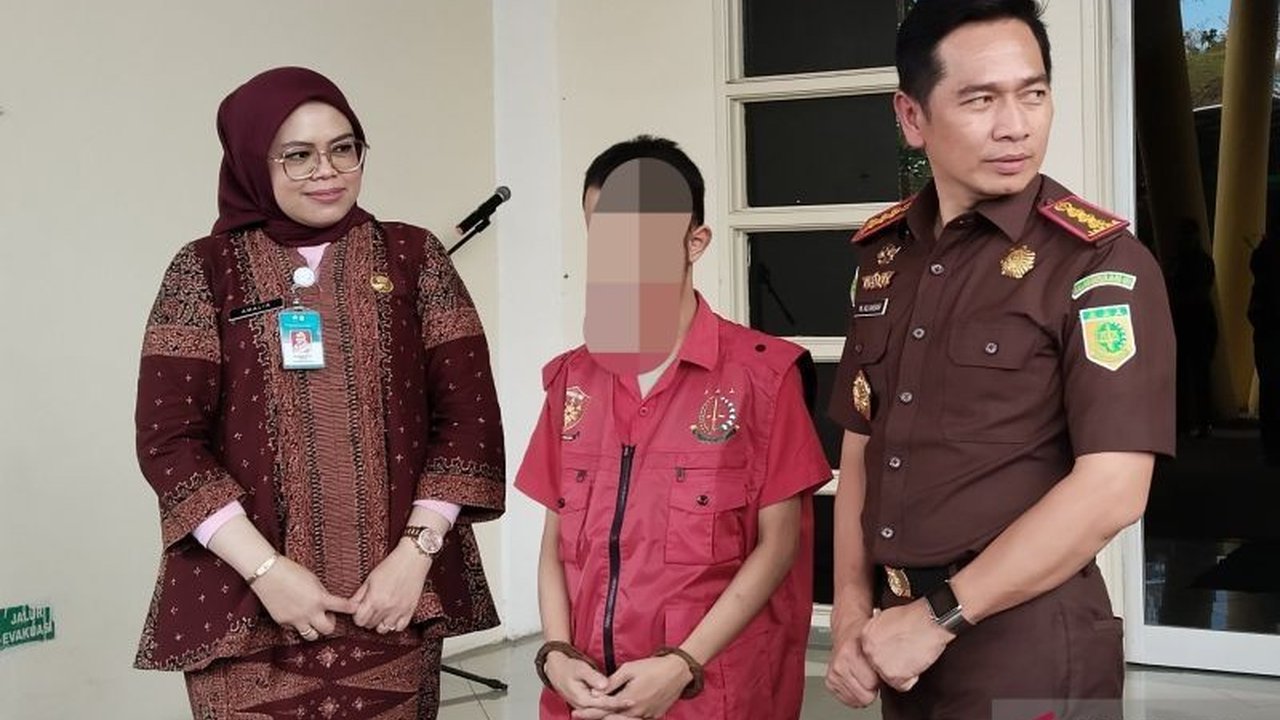 Kejaksaan Negeri Palembang mencatat sejarah baru dengan menerapkan mekanisme plea bargaining yang berujung pada sanksi kerja sosial, menandai pergeseran paradigma hukum menuju pendekatan yang lebih humanis dan restoratif.