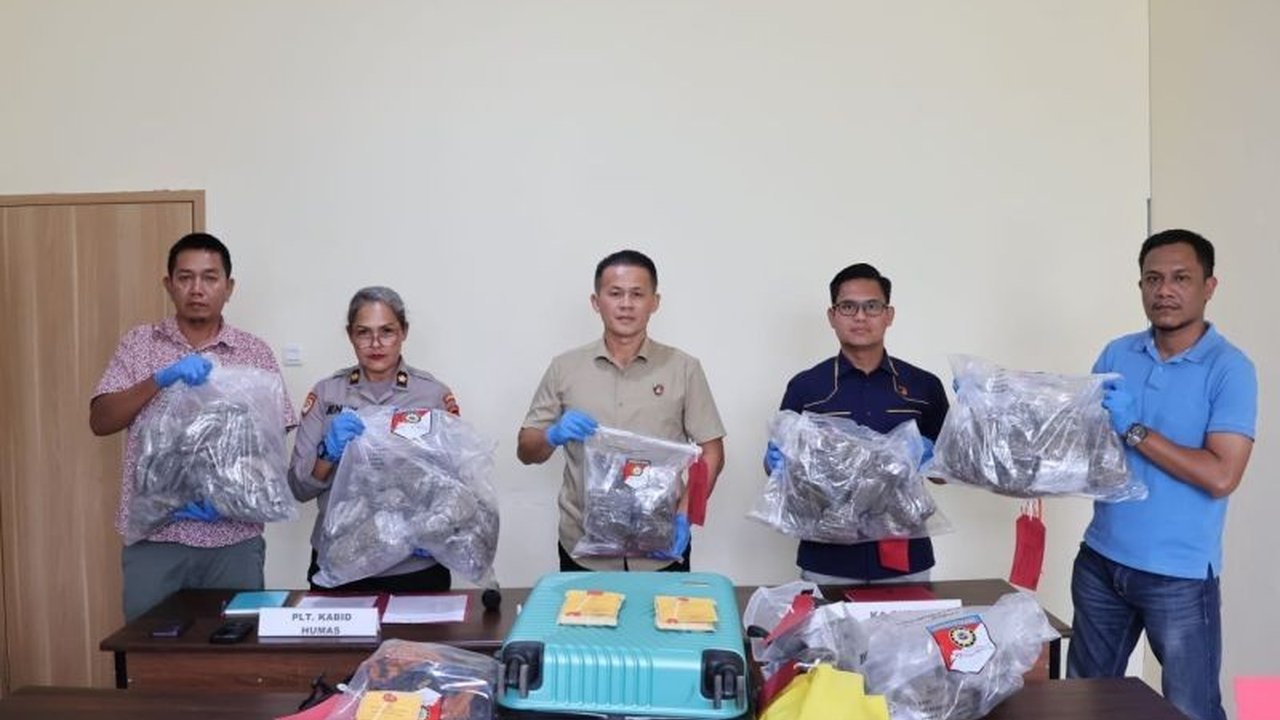 Direktorat Reserse Narkoba Polda Papua Barat Daya berhasil melakukan penangkapan tiga pengedar ganja jaringan PNG seberat 3,17 kg di Sorong, menegaskan komitmen pemberantasan narkoba.
