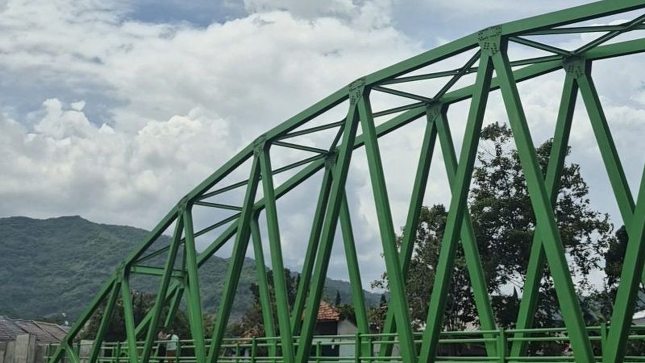 Pemerintah Kabupaten Bandung menutup Jembatan Cijeruk selama satu bulan mulai 24 April 2026 untuk perbaikan geometri akses, demi meningkatkan keselamatan dan kenyamanan pengguna setelah pembangunan jembatan permanen selesai.