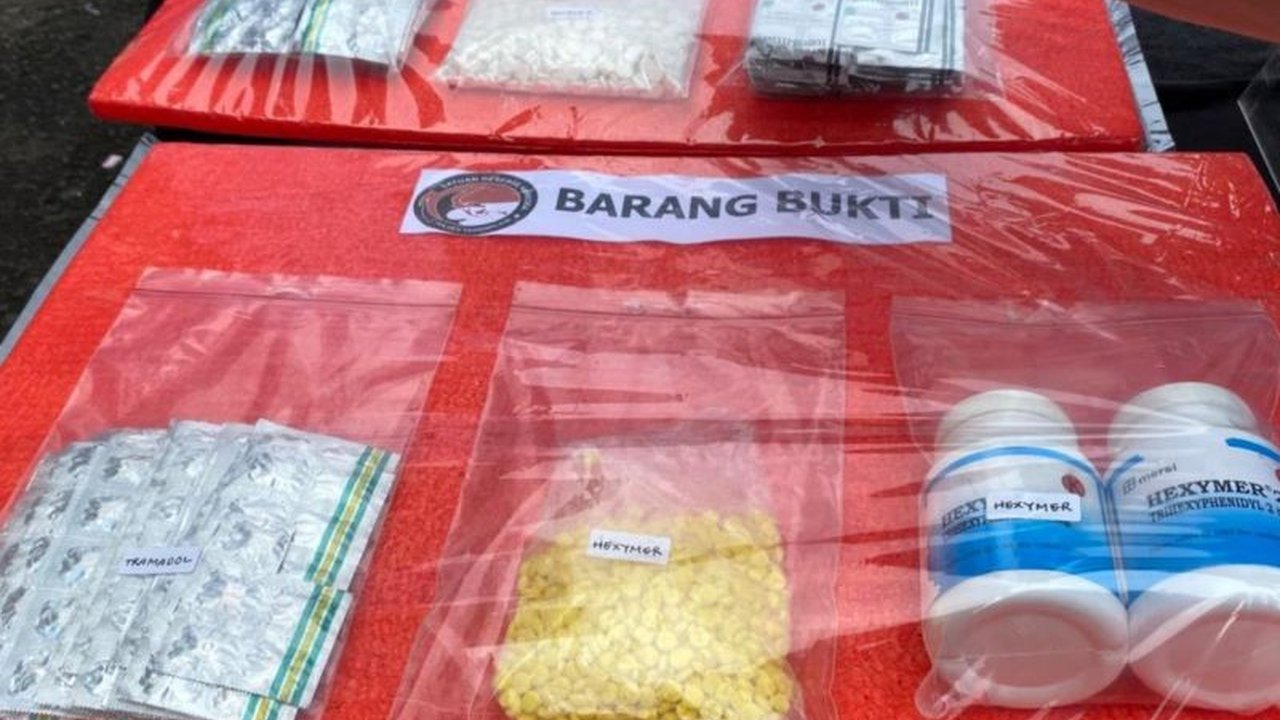 Polres Tasikmalaya serius dalam Pemberantasan Obat Keras yang beredar bebas di masyarakat, menyasar berbagai kalangan. Ribuan butir obat disita, enam pengedar telah diamankan.