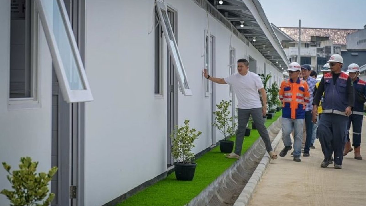 Sekretaris Kabinet dan Dirut KAI meninjau langsung progres Pembangunan Hunian Warga Senen, memastikan tempat tinggal layak segera terwujud bagi masyarakat.