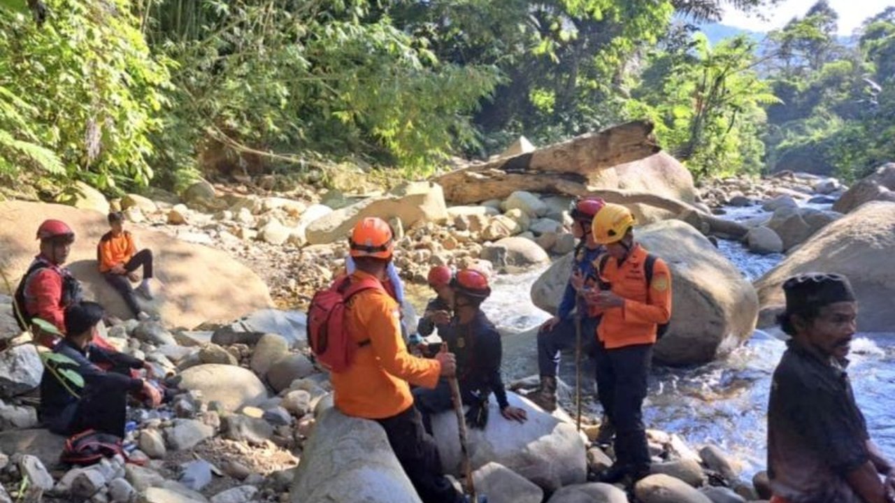 Tim SAR gabungan dari Basarnas Makassar dan unsur terkait terus melakukan pencarian lansia hilang, Indo' Rampa, yang dilaporkan tersesat di hutan Palopo, Sulawesi Selatan, sejak Jumat lalu.