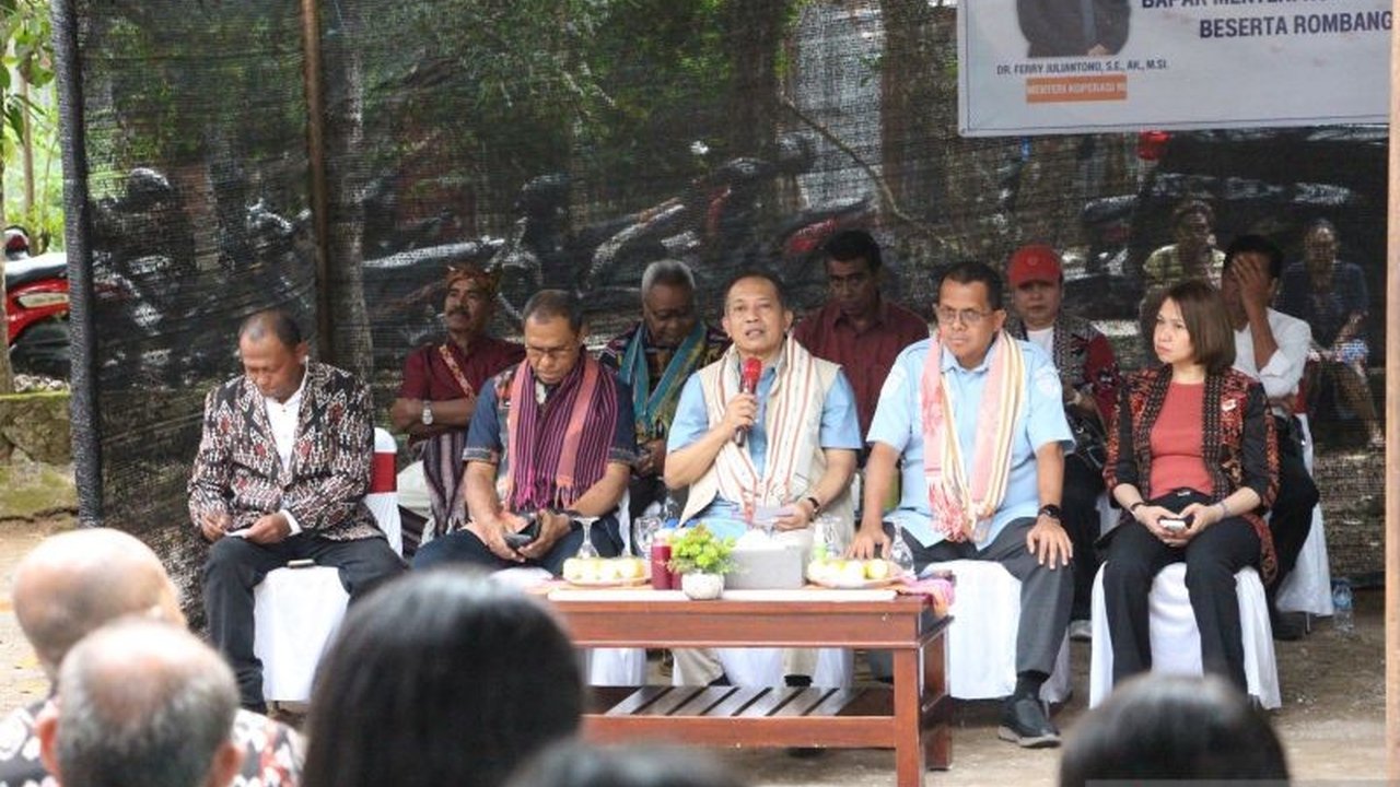 Menteri Koperasi Ferry Juliantono bergabung sebagai anggota luar biasa Koperasi Merah Putih di Kupang, NTT, dengan simpanan pokok Rp50 juta, memperkuat ekonomi lokal dan kemandirian.