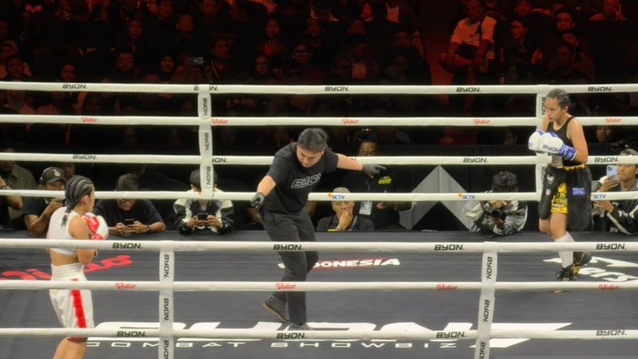 Influencer tinju Indonesia, Winona Karamoy, menelan kekalahan perdana di kancah internasional saat menghadapi Emmabell Cassandra, 'Gadis Sabah', dalam Byon Combat Showbiz 7.