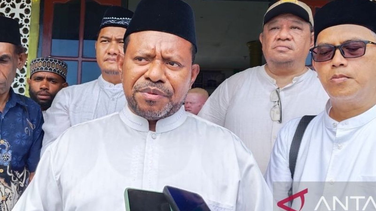Wagub PBD Ahmad Nausrau menutup sementara SPPG Sawagumu di Sorong usai temuan ulat pada makanan siswa. Evaluasi dan pembenahan kebersihan kini jadi prioritas utama.