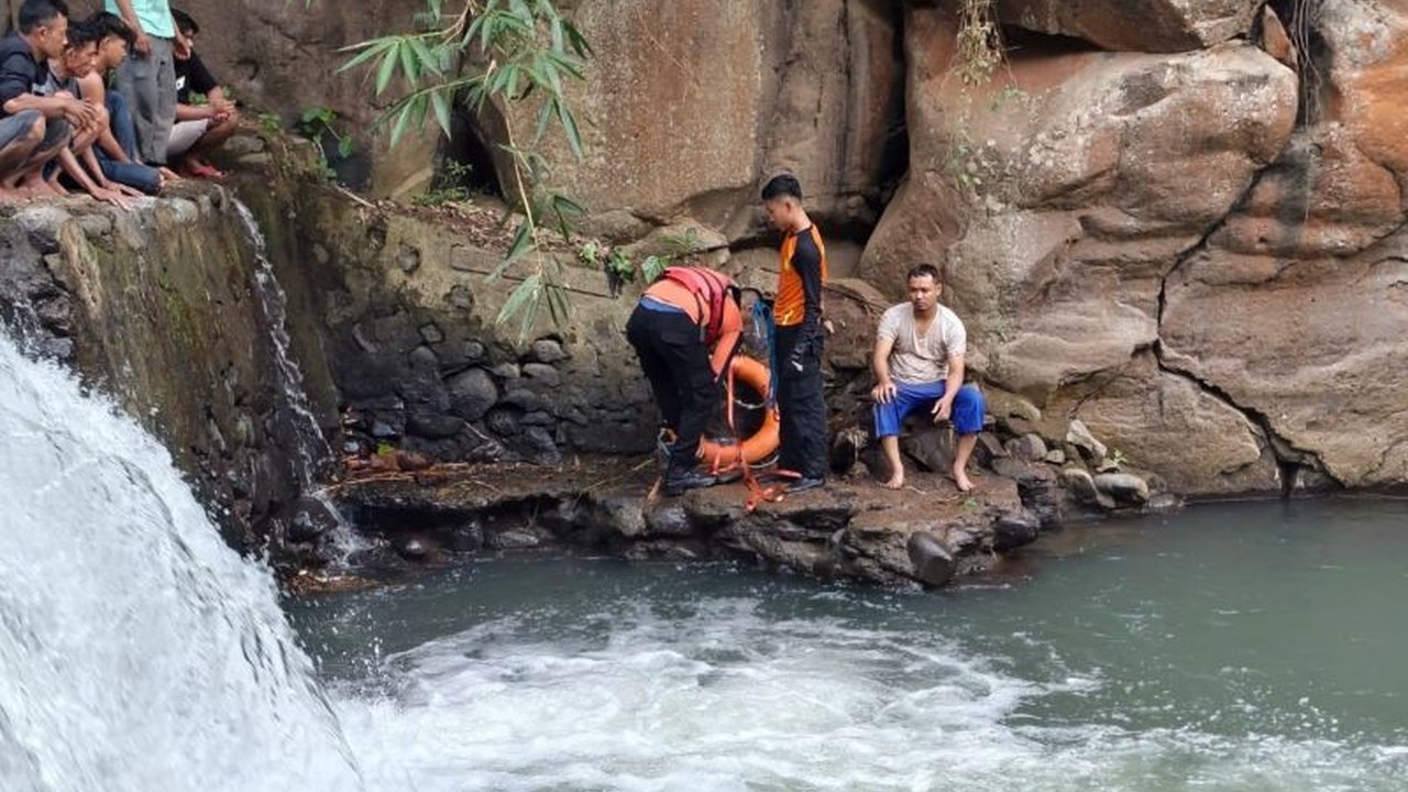 Sebuah operasi pencarian intensif oleh tim SAR di Lombok Timur berakhir dengan evakuasi anak tenggelam bernama Alfarizi (12) di Dam Sungai Ketangga. Simak detail kronologi dan imbauan penting bagi keselamatan anak.