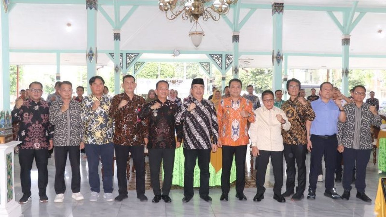 Pemerintah Kabupaten (Pemkab) Madiun menjadi contoh sukses penerapan skema Kerja Sama Pemerintah dan Badan Usaha (KPBU) Alat Penerangan Jalan (APJ), menarik minat Pemkot Palangka Raya untuk belajar langsung dan mengatasi keterbatasan fiskal daerah.