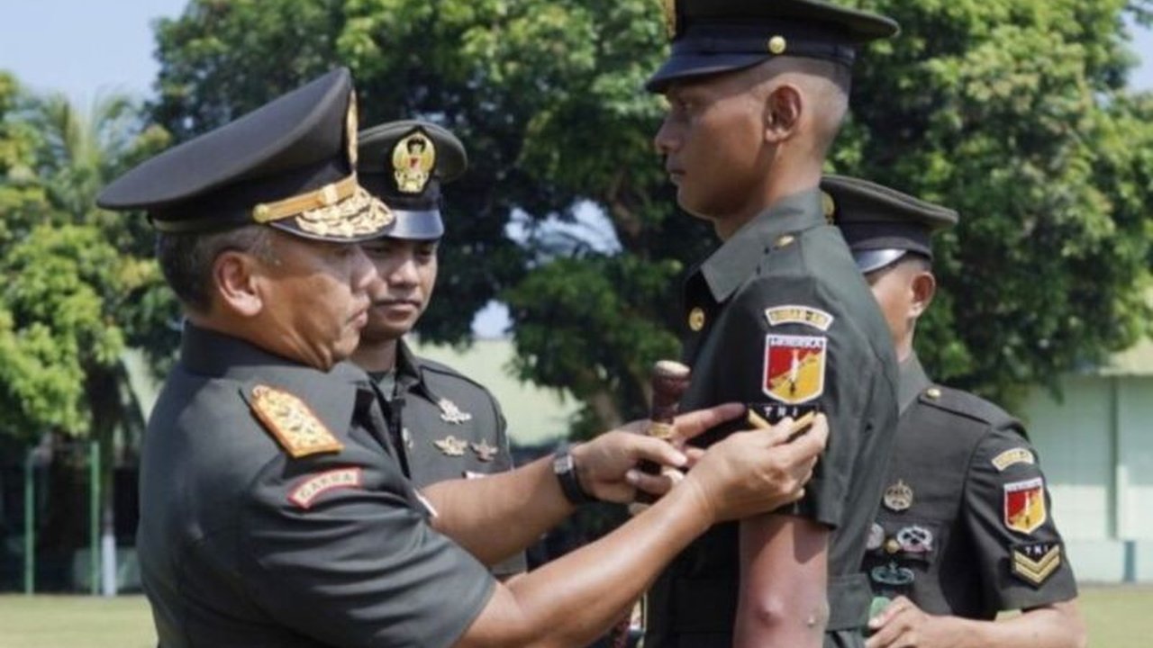 Pangdam XIII/Merdeka Mayjen TNI Mirza Agus menekankan pentingnya prajurit muda profesional yang adaptif dan berkarakter, serta dekat dengan rakyat setelah menyelesaikan Dikmaba.