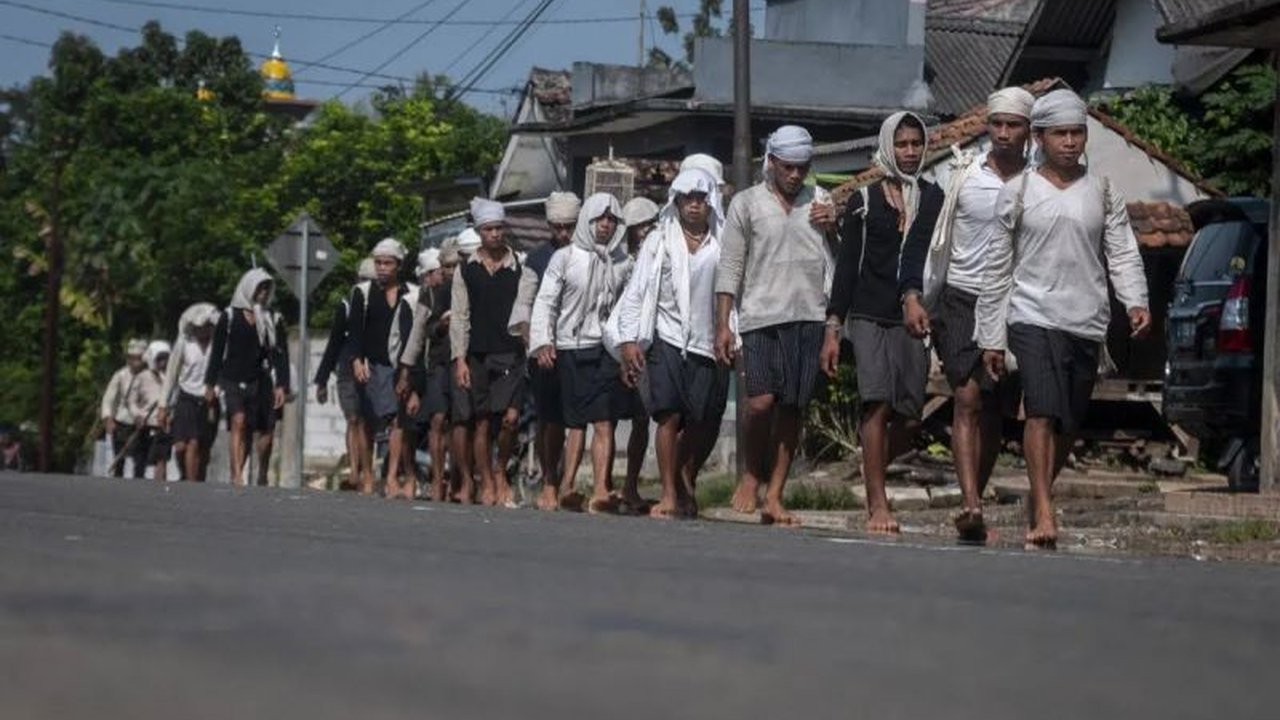 Puluhan warga Badui Dalam menempuh perjalanan ratusan kilometer untuk mengikuti Tradisi Seba Badui, ritual tahunan yang sarat makna dalam menjaga kelestarian alam dan hubungan harmonis dengan pemerintah daerah.