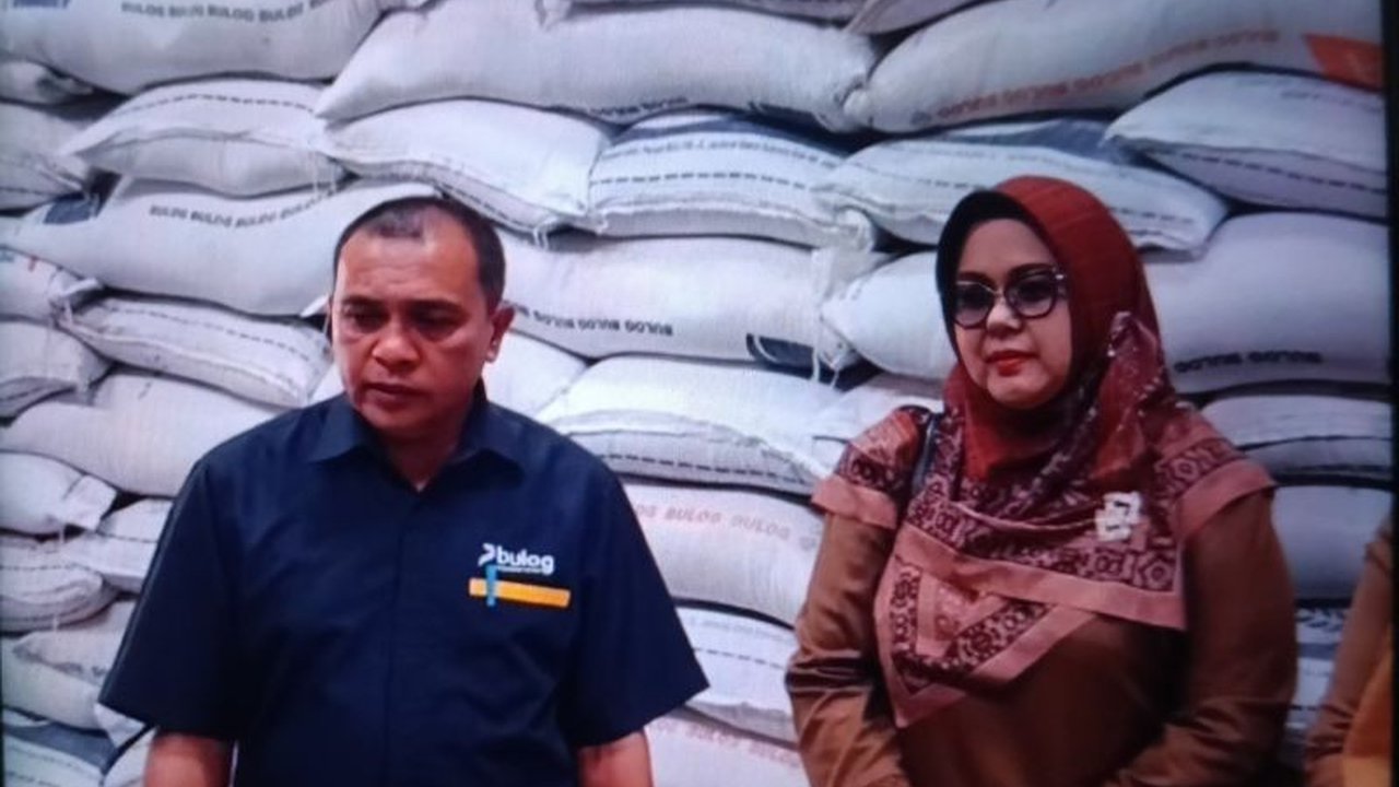 Bulog Bukittinggi memastikan stok beras melimpah hingga 3.000 ton, mengisi penuh gudang penyimpanan dan siap menjaga stabilitas harga pangan di wilayahnya. Stok beras Bulog Bukittinggi ini juga didukung cadangan nasional yang mencapai rekor tertinggi.