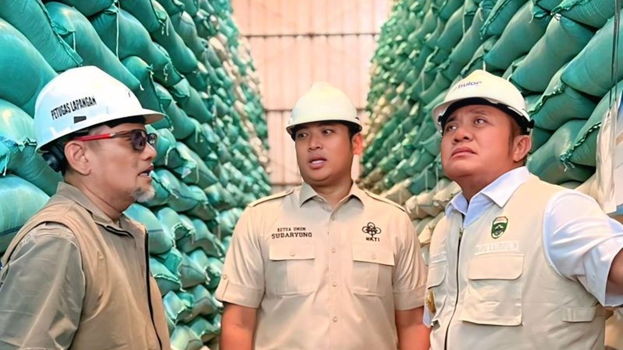 Perum Bulog OKU memastikan stok beras di wilayah OKU Raya aman dan mencukupi kebutuhan masyarakat hingga Idul Adha 2026, dengan persediaan ribuan ton beras yang siap didistribusikan.