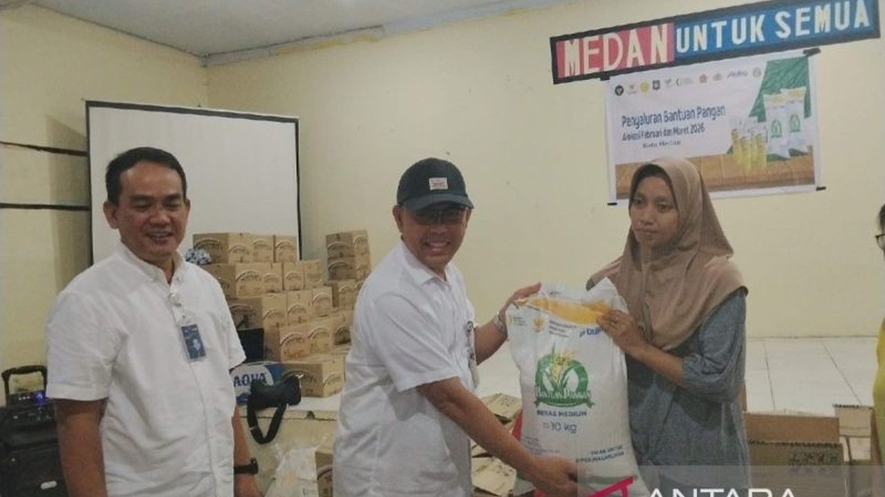 Perum Bulog memastikan penyaluran Bantuan Pangan Bulog Medan berupa beras dan Minyakita berjalan lancar, dengan target nasional tercapai hingga Mei 2026. Simak detail upaya Bulog dalam menjaga ketahanan pangan nasional!