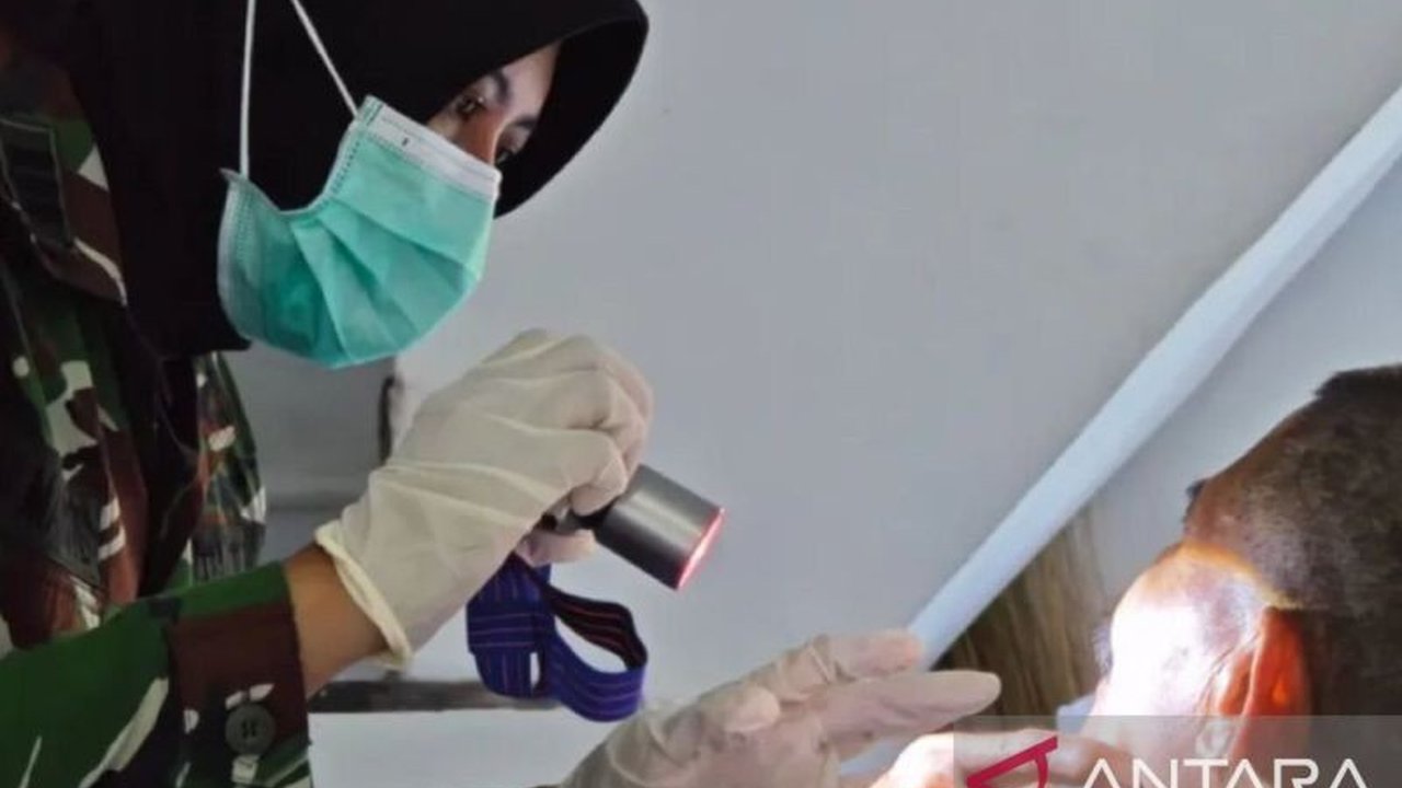 Pemprov Maluku dan Kodam XV/Pattimura bersinergi menggelar Layanan Kesehatan Gratis Maluku di Negeri Aboru, Maluku Tengah, wujudkan akses medis merata bagi warga terpencil.