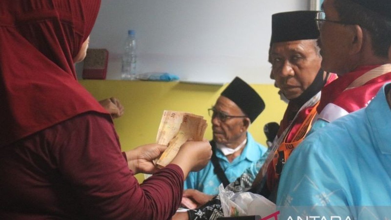 Ratusan jamaah haji Embarkasi Lombok, NTB, memadati stan penukaran uang riyal Arab Saudi di Asrama Haji Mataram, memastikan kesiapan finansial sebelum berangkat ke Tanah Suci.